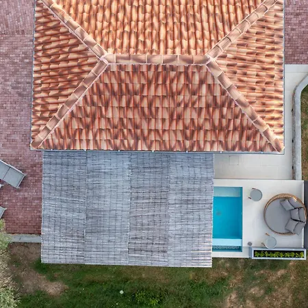 Stone Build With Private Pool コリオス